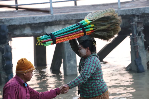 Yangón Myanmar Febrero 2019 Una Mujer Myanmar Con Thanakha Polvo —  Fotos de Stock