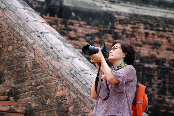 Ayutthaya Tailândia Outubro 2018 Mulheres Turistas Tirando Fotos Fundo Tijolo — Fotografia de Stock