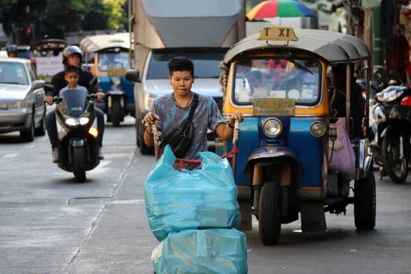 Bangkok Tailandia Feb 2019 Trabajador Empujando Carro Dos Ruedas Camino —  Fotos de Stock
