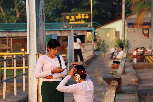 Yangón Myanmar Feb 2019 Dos Mujeres Myanmar Vestido Tradición Una —  Fotos de Stock