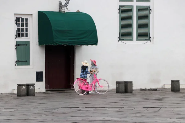 2019年5月6日 印度尼西亚雅加达 两名印度尼西亚穆斯林妇女在雅加达老城区Fatahillah广场的门窗和墙壁旁骑着粉色自行车 — 图库照片