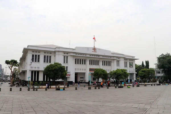 Yakarta Indonesia Mayo 2019 Edificio Colonial Holandés Lugareños Caminan Través — Foto de Stock
