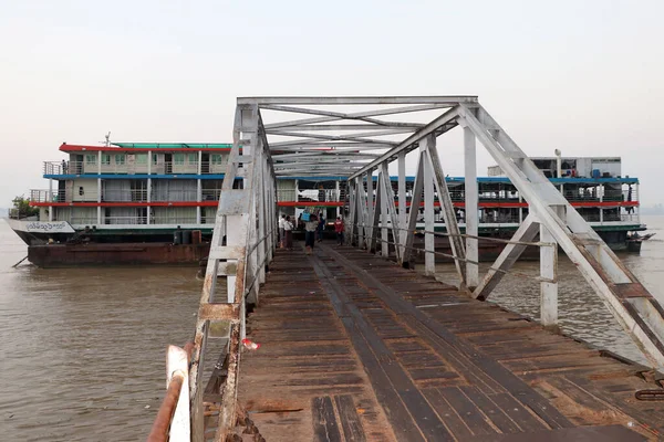 Yangón Myanmar Febrero 2019 Gran Barco Pasajeros Atracado Puente Del — Foto de Stock