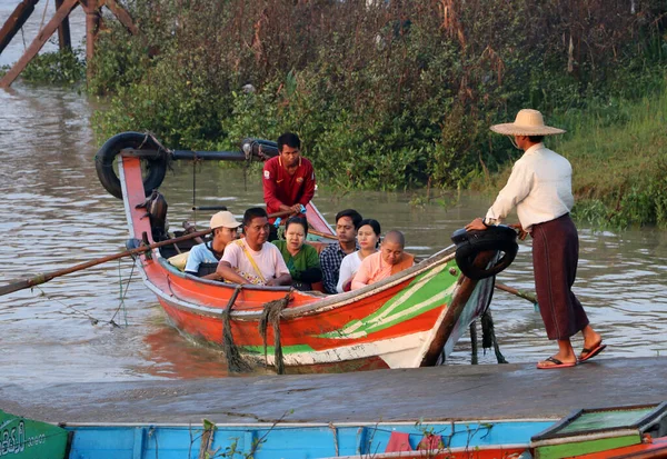 Yangon Μιανμάρ Φεβρουάριος 2019 Μιανμάρ Παραδοσιακό Φέρρυ Μποτ Που Προσγειώνεται — Φωτογραφία Αρχείου