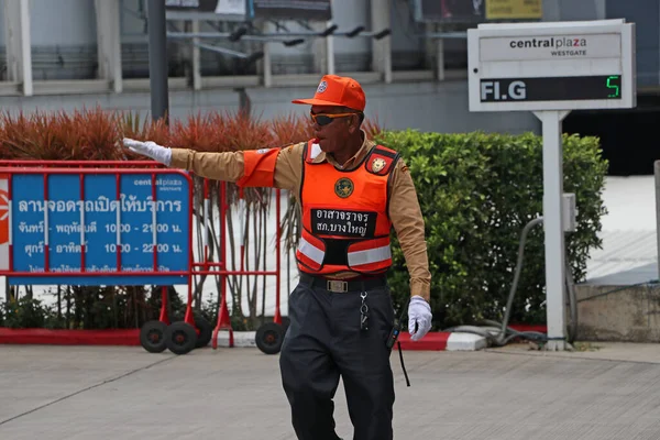 Bangyai, Nonthaburi, Tayland-11 Ağustos 2019: Central Plaza Westgate alışveriş merkezinin girişindeki yolda gönüllü trafik kontrolü.