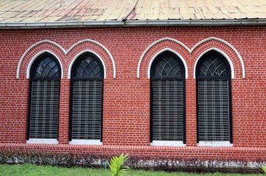 Myanmar Vilayeti 'nin kutsal kilisesinin katedralindeki ana kilisenin penceresi ve kırmızı tuğlası..