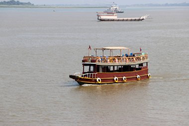 Tekne Tonle özsu nehrinden geçiyor. Mekong Nehri 'ndeki gemi, Pnom Penh..