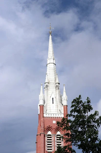 Puncak Menara Gereja Dengan Pohon Dan Awan Langit Biru Latar — Stok Foto