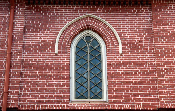 Bingkai Jendela Dan Bata Merah Eksterior Gereja Utama Katedral Trinitas — Stok Foto