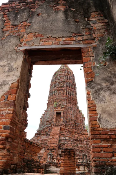 Prang Principal Phra Pagode Vista Através Porta Igreja Nas Ruínas — Fotografia de Stock