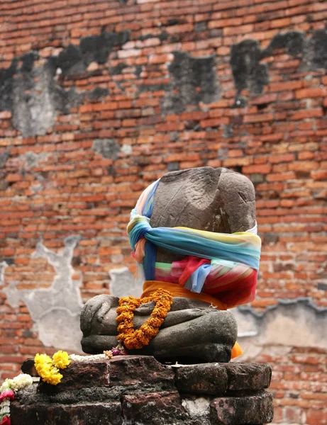Nie Głowy Niekompletny Starożytnego Kamienia Budda Kultu Przez Barwną Tkaninę — Zdjęcie stockowe