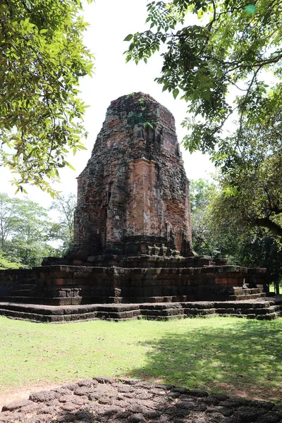 Prang Srithep 'in harabeleri ve Tayland' ın Petchaboon kentindeki Srithep antik kentinin arkeolojik sahasındaki ön plandaki yeşil ağaç. Antik Draravati ve Khmer kültürünün M.S. 7.-13. yüzyıldaki etkisi..