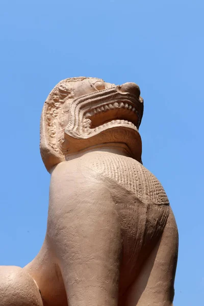 Antigua Estatua León Estuco Fondo Cielo Azul Phnom Penh Camboya —  Fotos de Stock