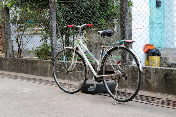 Alte Fahrradabstellplätze Der Straße Neben Dem Eisernen Gitterzaun — Stockfoto