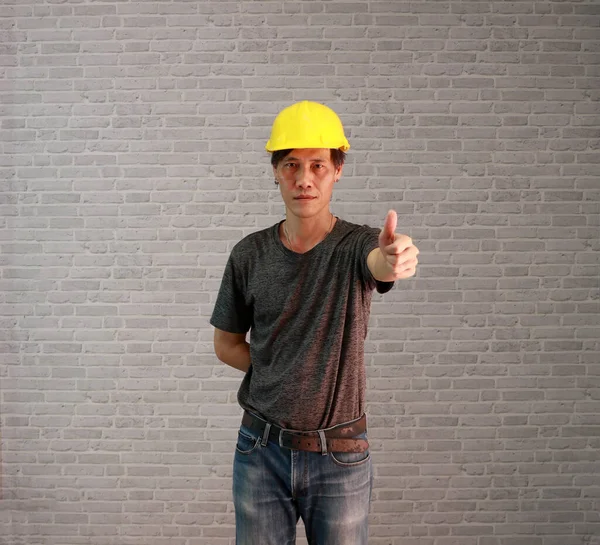 Techniker Mann Ware Gelber Helm Mit Dunkelgrauem Shirt Und Jeans — Stockfoto