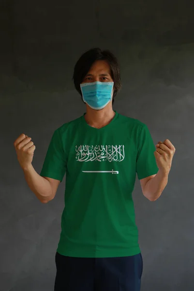 Pria Bertopeng Yang Mengenakan Kemeja Bendera Arab Saudi Dan Berdiri — Stok Foto