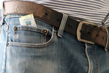 Tayland 'ın 50 baht banknotu kemerli kot pantolonun mini cebinde.. 