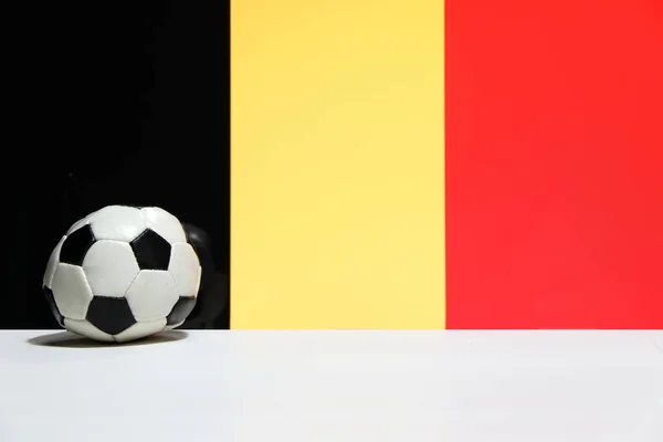 Маленький Футбол Белом Полу Черным Желтым Красным Цветом Фона Флага — стоковое фото