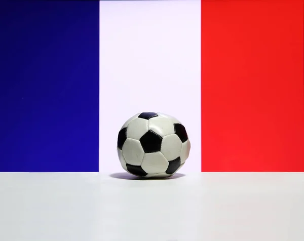 바탕에는 축구공이 프랑스 민족의 배경에는 파란색 흰색과 빨간색이 그려져 스포츠라는 — 스톡 사진