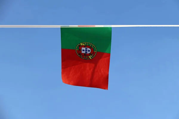 ポルトガルのミニファブリックレールフラグ 青い空の背景にロープ布にかかって 腕のコートで緑と赤に均等に分割フィールドと長方形の自転車です — ストック写真