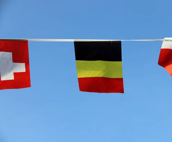 벨기에의 Mini Fabric Rail Flag 빨강의 밴드로 깃발이다 위에서 나라들의 — 스톡 사진
