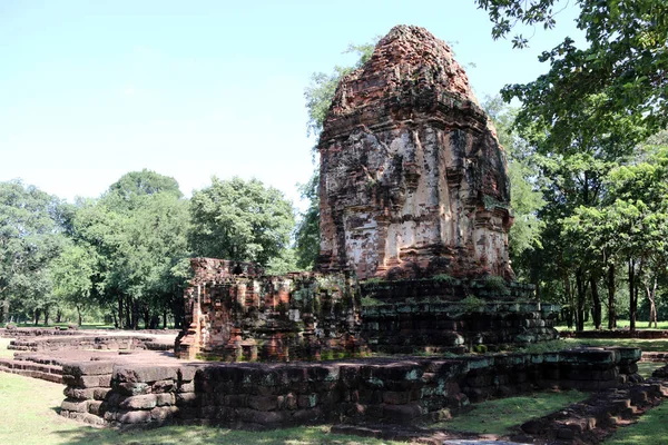 Prang Song Phi Nong 'un Petchaboon, Tayland' daki antik Srithep kasabasının arkeolojik sahasındaki harabeleri. Antik Draravati ve Khmer kültürünün M.S. 7.-13. yüzyıldaki etkisi..