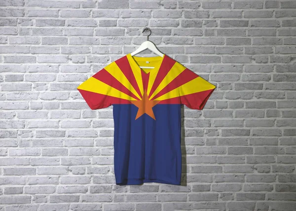 Arizona Vlag Shirt Opknoping Aan Muur Met Baksteen Patroon Behang — Stockfoto