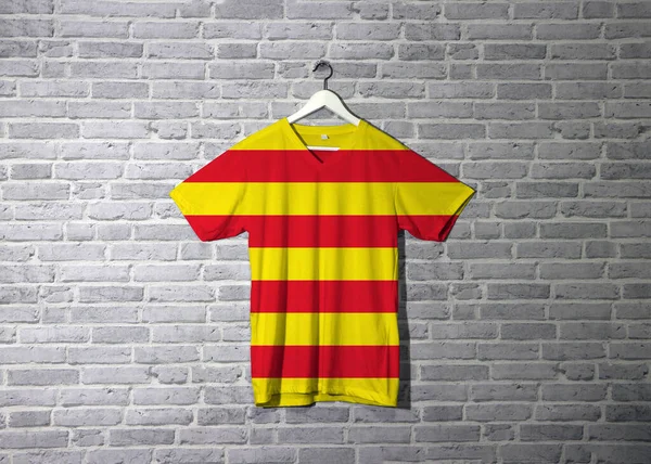 Флаг Каталонии Рубашке Висит Стене Кирпичным Рисунком Обоев Красная Полоса — стоковое фото