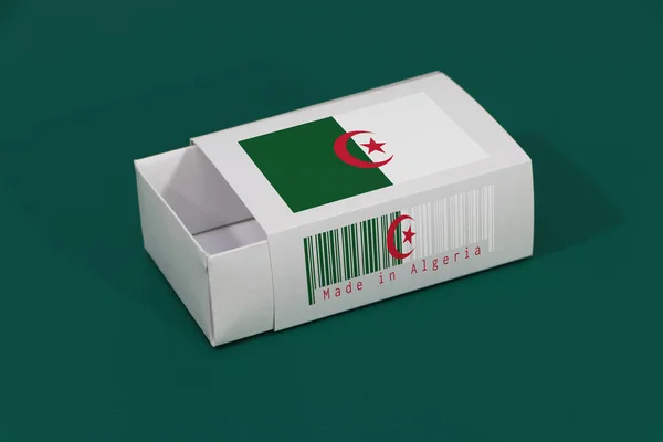 阿尔及利亚国旗白色盒子上有条形码和绿色底色国旗的颜色 纸包装用于搭配或产品 阿尔及利亚出口贸易的概念 — 图库照片