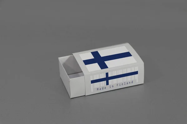 芬兰国旗在白色盒子上 带有条形码 国旗的颜色为灰色背景 纸包装用于搭配或产品 芬兰出口贸易的概念 — 图库照片