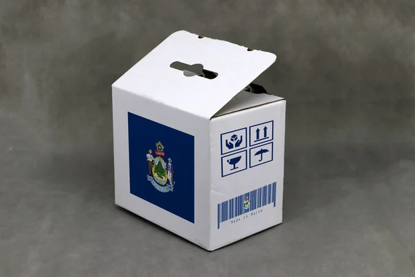 白盒上的主国旗有脆弱的符号 灰色背景上有条形码 缅因州出口贸易的概念 用于放置产品的纸包装 — 图库照片