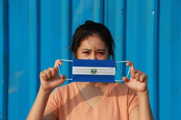 Une Femme Avec Drapeau Salvador Sur Masque Hygiénique Main Levé — Photo