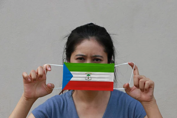 Een Vrouw Met Equatoriale Cavia Vlag Hygiënisch Masker Haar Hand — Stockfoto