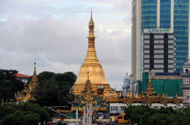Yangon, Myanmar 6 Haziran 2018: Yangon şehir merkezinde bulunan Sula pagoda 'nın altın sekizgeni, 2600 yıldan daha eski, Sule Pagoda yolunun kesiştiği noktada inşa ediliyor..
