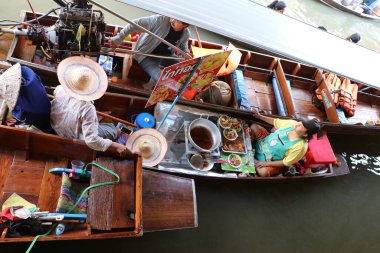 Damnoen Saduak, Ratchaburi, Tayland - 31 Aralık 2018: Damnoen Saduak yüzen marketindeki kanalda oturan kızarmış tavuk ve kızarmış karides satıcısı.