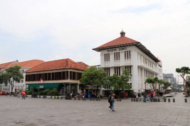 Jakarta, Endonezya 6 Mayıs 2019: Hollanda sömürge binası ve yerliler Eski Şehir 'deki Fatahillah Meydanı' ndan geçtiler.