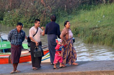 Yangon, Myanmar, 25 Şubat 2019: Aile feribotu Myanmar 'dan geleneksel feribotla Yangon Nehri' ne sabah birlikte yürüyor..