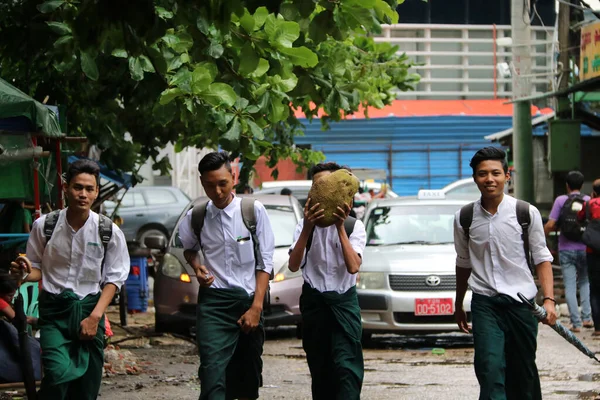 Yangón Myanmar Junio 2018 Cuatro Colegiales Uniforme Colegio Myanmar Camisa —  Fotos de Stock