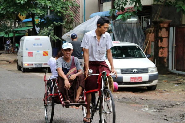 2018年6月11日 缅甸仰光 在仰光街头骑自行车三轮车的乘客 — 图库照片