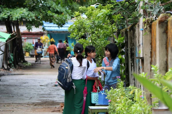 Янгон Мьянма Июня 2018 Года Три Девочки Мьянме Школьной Формы — стоковое фото