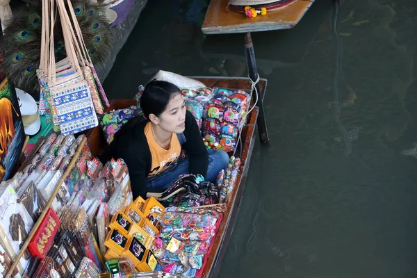 Damnoen Saduak Ratchaburi Thailand 2018 Souvenirverkäuferin Sitzt Auf Ihrem Boot — Stockfoto