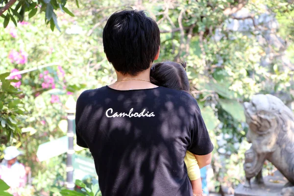 Parte Posterior Del Hombre Camiseta Negra Con Texto Blanco Camboya —  Fotos de Stock