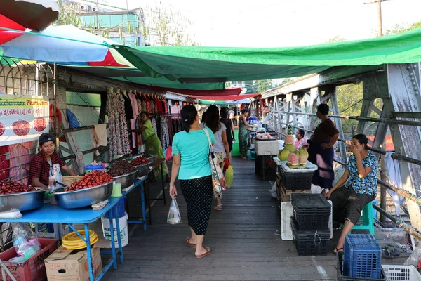 Yangon Myanmar Února 2019 Trh Mostě Přes Železnici Existuje Mnoho — Stock fotografie