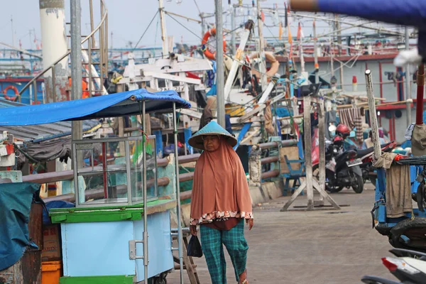 Yakarta Indonesia Mayo 2019 Mujer Musulmana Con Sombrero Cónico Caminando — Foto de Stock