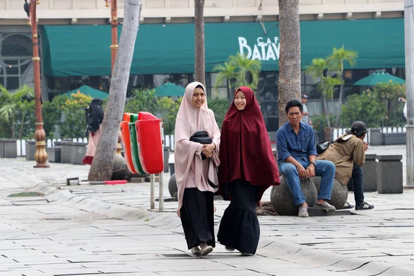 Jakarta, Endonezya 6 Mayıs 2019: Cakarta 'daki Fatahillah Meydanı' nda yürüyen iki Müslüman kadın.