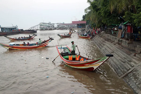 Yangon Myanmar Febrero 2019 Myanmar Traditional Ferry Landing Waiting Passenger — Foto de Stock