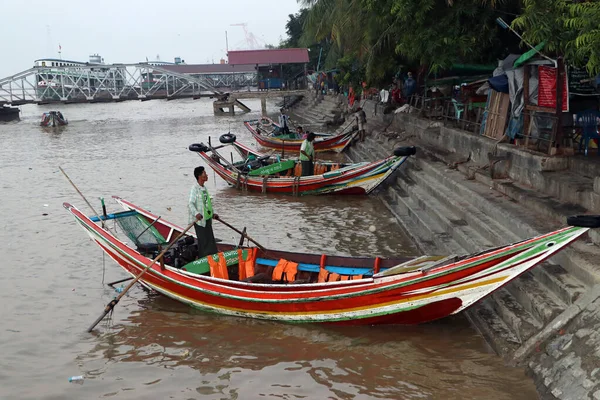 Yangon Myanmar Února 2019 Myanmar Tradiční Trajektové Přistání Čekající Cestující — Stock fotografie