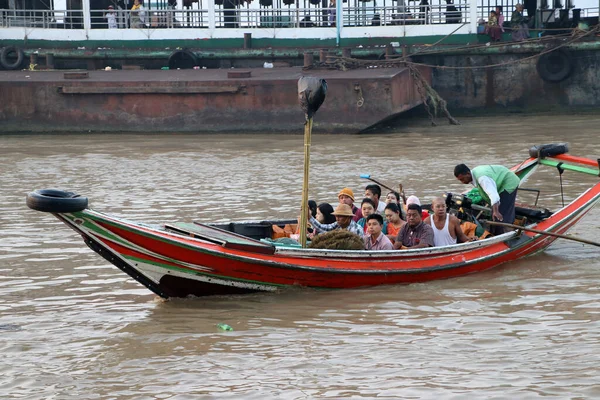 Yangon Myanmar Φεβρουάριος 2019 Myanmar Traditional Ferry Driving Passenger Yangon — Φωτογραφία Αρχείου