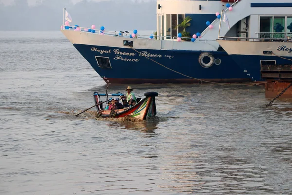 Yangon Myanmar Febrero 2019 Myanmar Traditional Ferry Driving Passenger Background — Foto de Stock