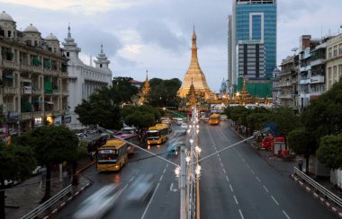 Yangon, Myanmar 6 Haziran 2018: Yangon şehir merkezinde bulunan Sula pagoda 'nın altın sekizgeni, Sule Pagoda yolunun kesişiminde 2600 yıldan eski ve birçok hareketli araç inşa ediyor..